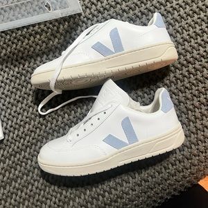 V-12 LEATHER WHITE STEEL
Size 38 / US size 7